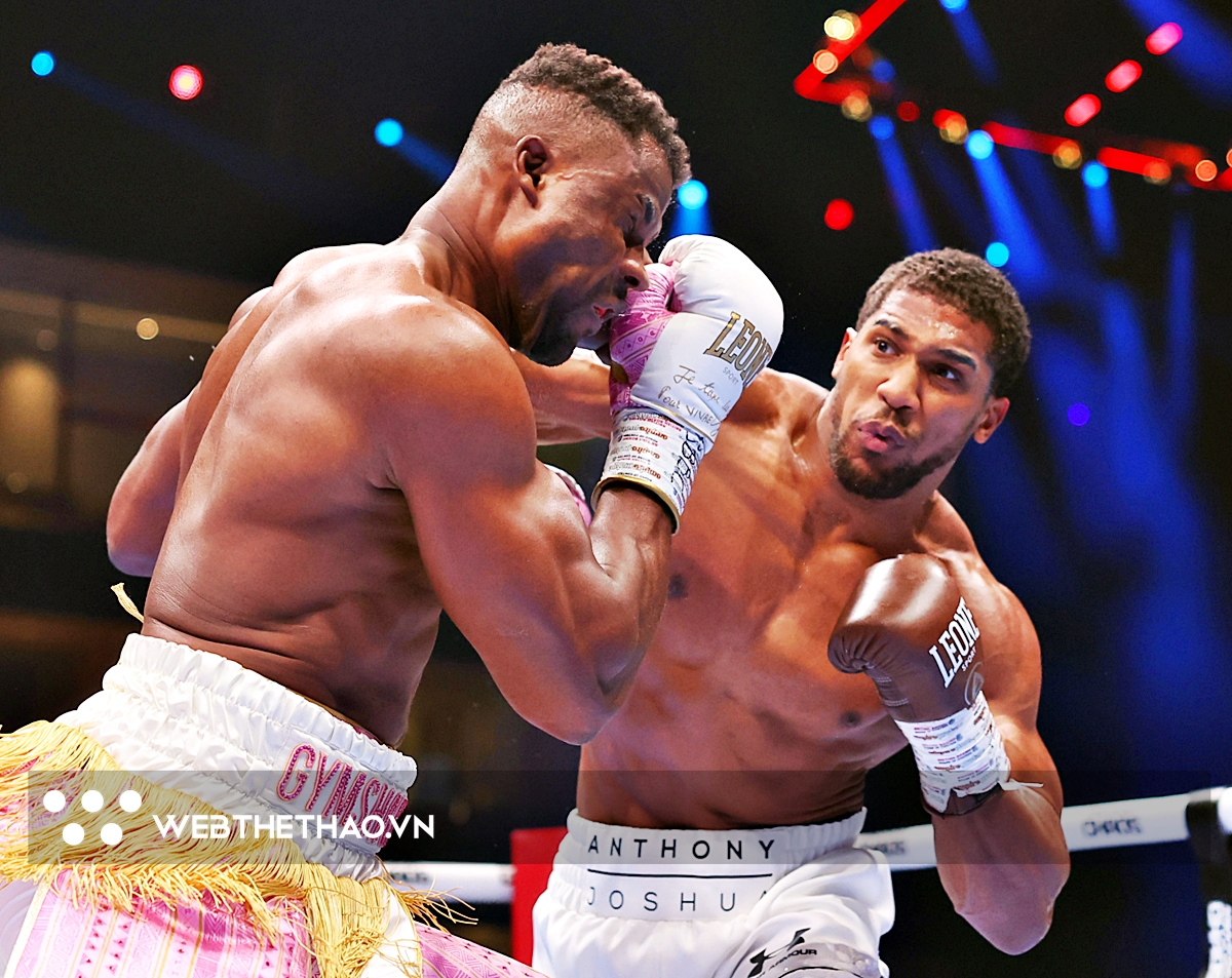"Nụ hôn tử thần" ở trận Anthony Joshua - Francis Ngannou thu hút cả triệu người xem