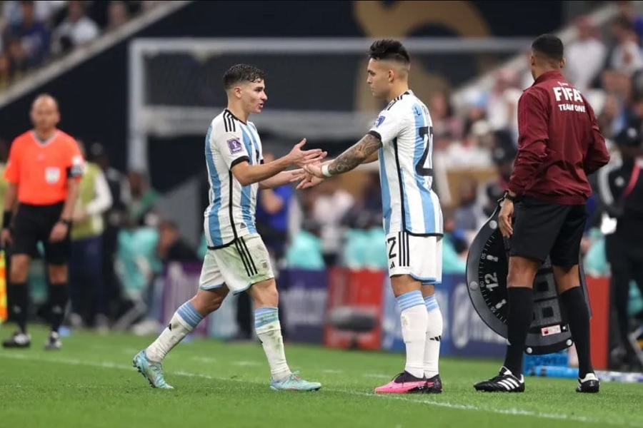 Chuỗi trận bất thường của Lautaro Martinez v&agrave; Julian Alvarez ở tuyển Argentina