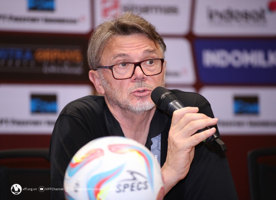Nóng họp báo Việt Nam vs Indonesia: HLV Troussier cần tiết chế cảm xúc