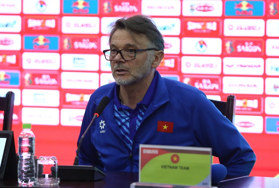 HLV Troussier: “Cầu thủ đừng lo sợ ném biên của Indonesia, Việt Nam vẫn nắm quyền tự quyết” HLV Troussier: “Cầu thủ đừng lo sợ ném biên của Indonesia, Việt Nam vẫn nắm quyền tự quyết”