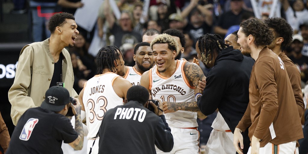 Wembanyama ngồi ngoài, San Antonio Spurs vẫn "bón hành" cho Phoenix Suns