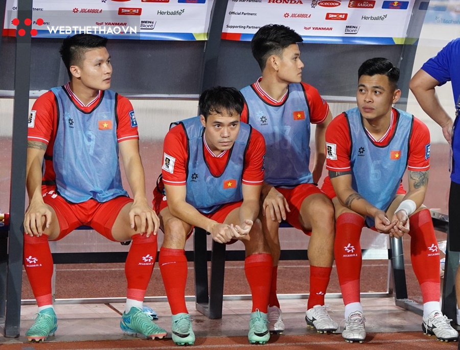 Quang Hải phản ứng gay gắt khi HLV Troussier không tung vào sân