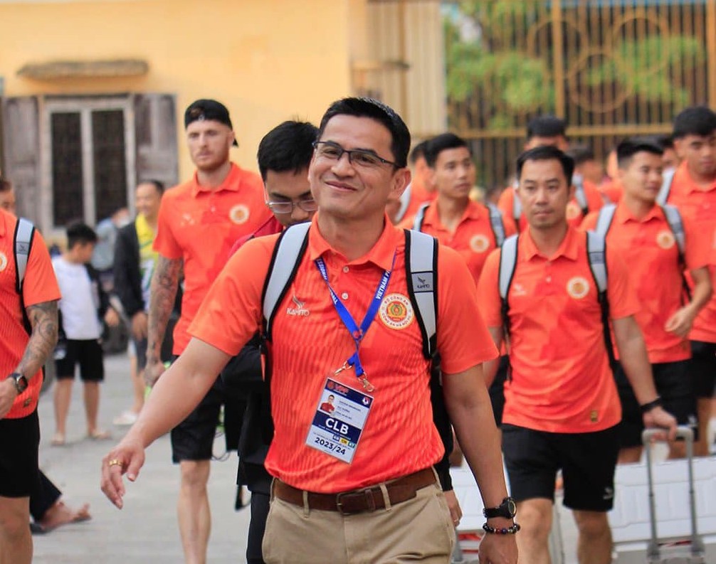 Quang Hải, Kiatisuk tìm lại nụ cười sau nỗi buồn trên sân cỏ Quang Hải, Kiatisuk tìm lại nụ cười sau nỗi buồn trên sân cỏ
