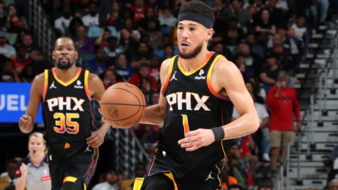 Ba lần ghi 50 điểm trước cùng một đối thủ, Devin Booker dùng kì tích NBA làm quà tặng gia đình Ba lần ghi 50 điểm trước cùng một đối thủ, Devin Booker dùng kì tích NBA làm quà tặng gia đình