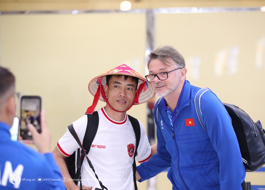 HLV Troussier về nước, khép lại hành trình buồn cùng bóng đá Việt Nam HLV Troussier về nước, khép lại hành trình buồn cùng bóng đá Việt Nam
