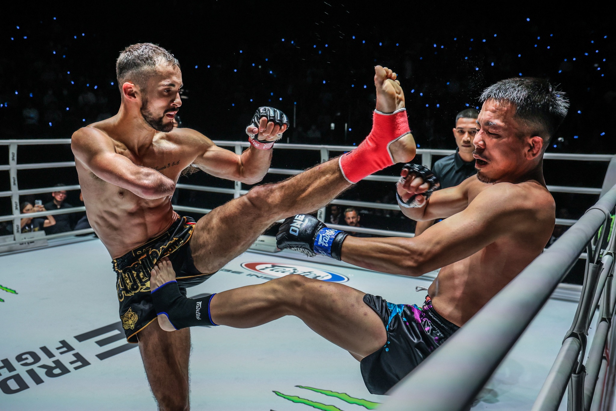 Võ sĩ 1 tay Jake Peacock "out trình" đối thủ ngày ra mắt ONE Championship