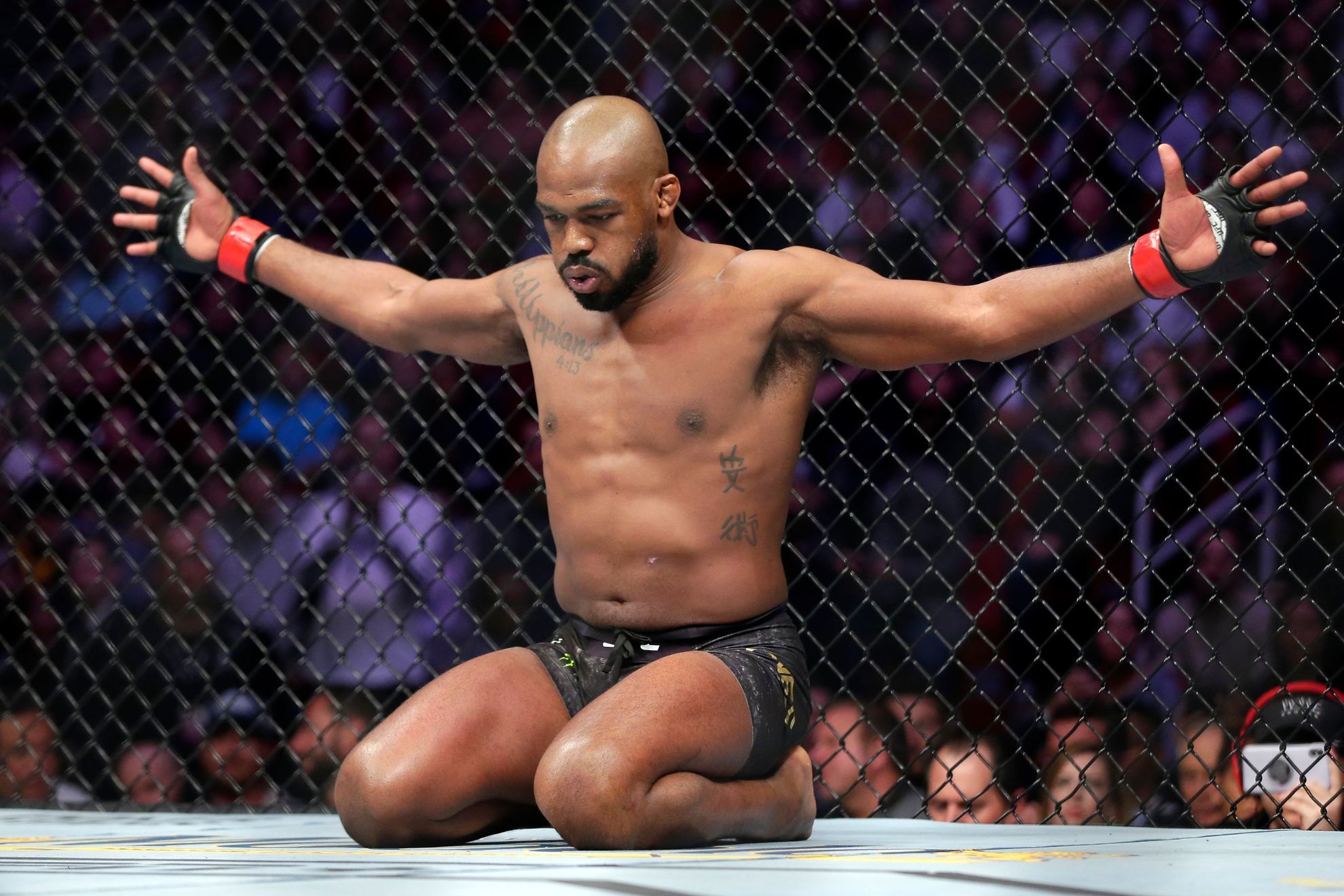 Nhà vô địch UFC Jon Jones bị tố dọa giết nhân viên kiểm tra chất cấm