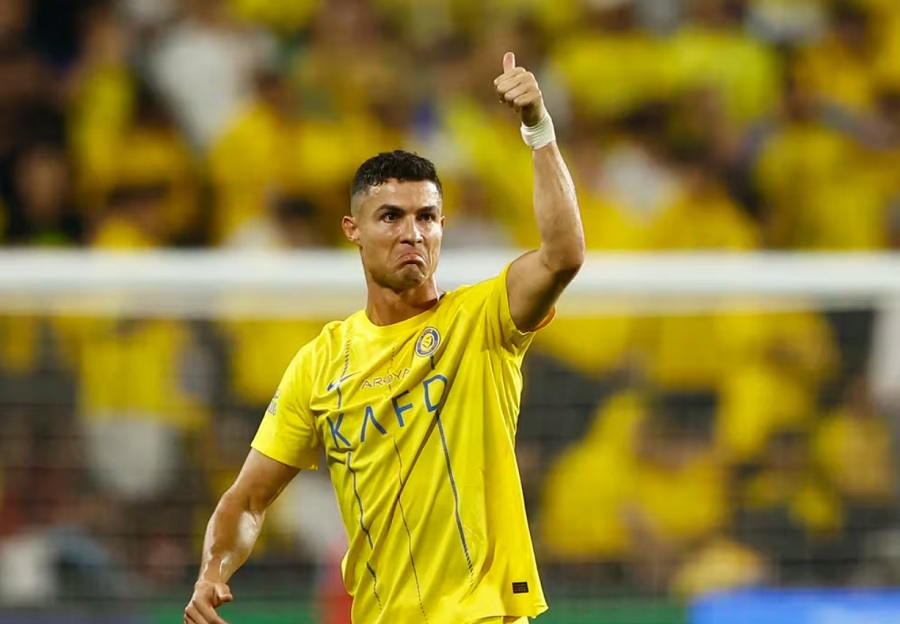 Chùm ảnh Ronaldo thúc cùi chỏ, nhận thẻ đỏ và doạ đấm trọng tài