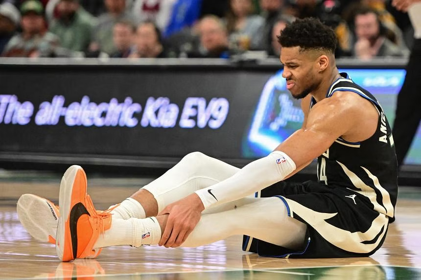 Giannis Antetokounmpo đổ gục d&ugrave; kh&ocirc;ng va chạm với ai: B&oacute;ng ma chấn thương che phủ Milwaukee Bucks