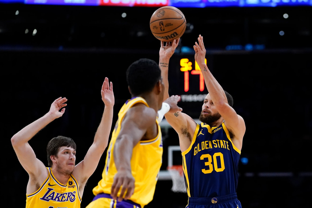 Stephen Curry và Golden State Warriors dội mưa 3 điểm lên LA Lakers: Lời thách thức trước Play-in? Stephen Curry và Golden State Warriors dội mưa 3 điểm lên LA Lakers: Lời thách thức trước Play-in?