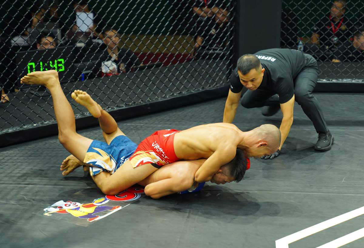 Học trò Johnny Trí Nguyễn siết gục đối thủ chớp nhoáng tại LION Championship 12