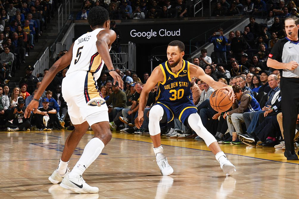 Stephen Curry lật cổ chân vẫn nén đau thi đấu, Warriors liệu có mạo hiểm ở lượt trận cuối cùng?