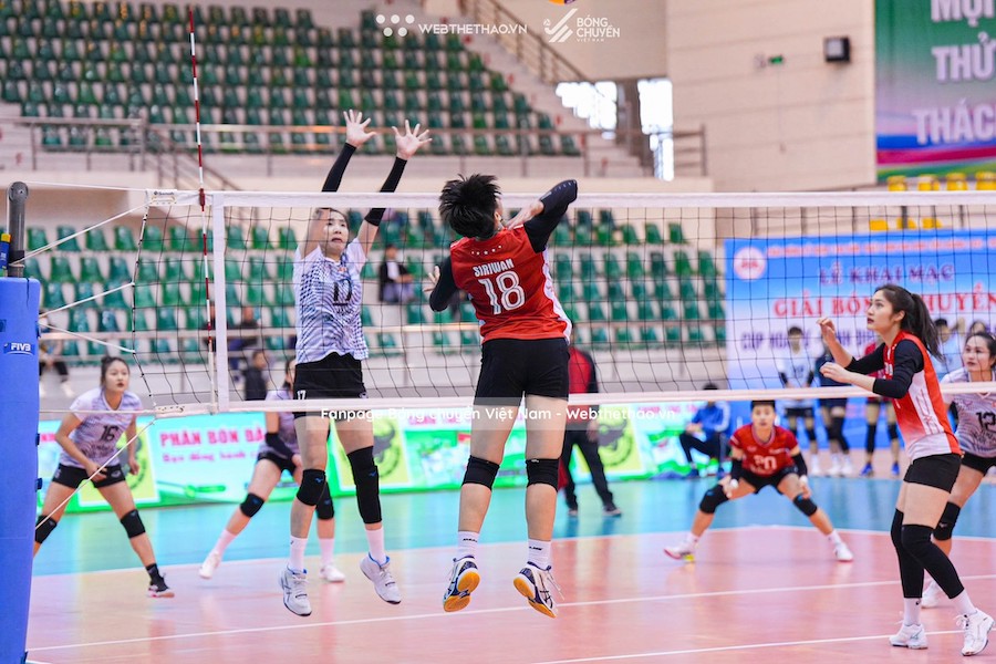 Ngoại binh Thái Lan bật khóc khi chia tay bóng chuyền BTL Thông Tin