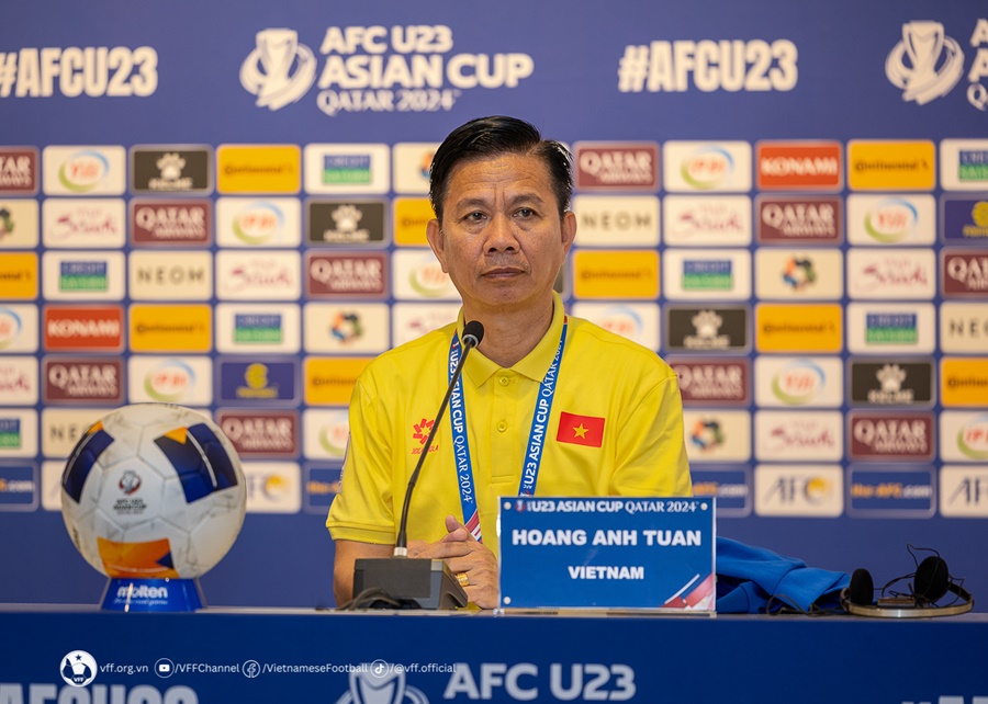HLV Hoàng Anh Tuấn nói về tấm thẻ đỏ của U23 Việt Nam: “Cầu thủ bị căng cứng về tâm lý” HLV Hoàng Anh Tuấn nói về tấm thẻ đỏ của U23 Việt Nam: “Cầu thủ bị căng cứng về tâm lý”