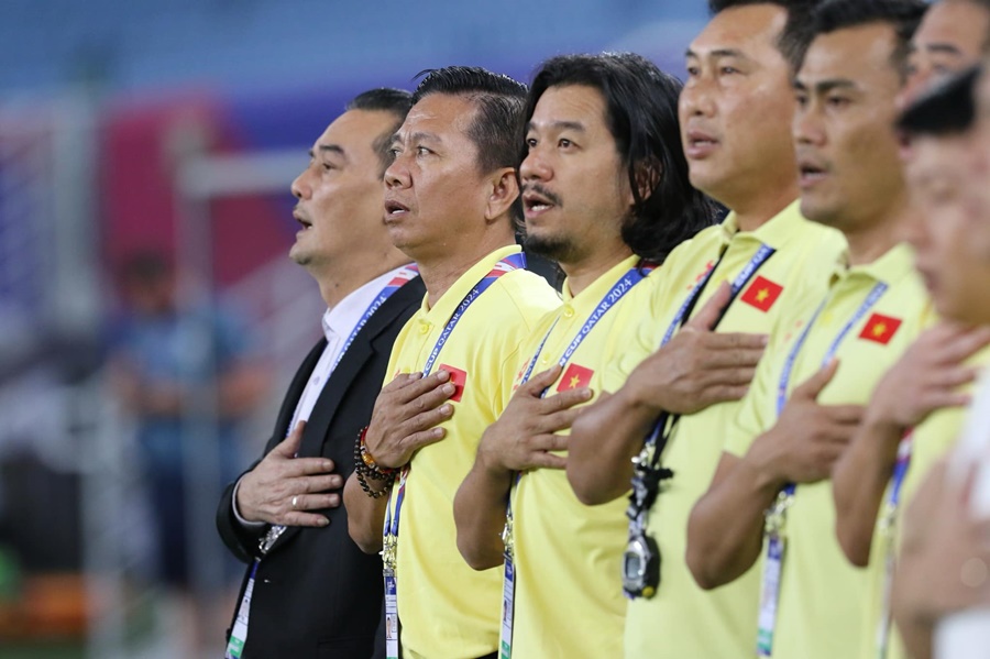 Cầu thủ trẻ mắc sai lầm: HLV Hoàng Anh Tuấn may hơn Philippe Troussier?