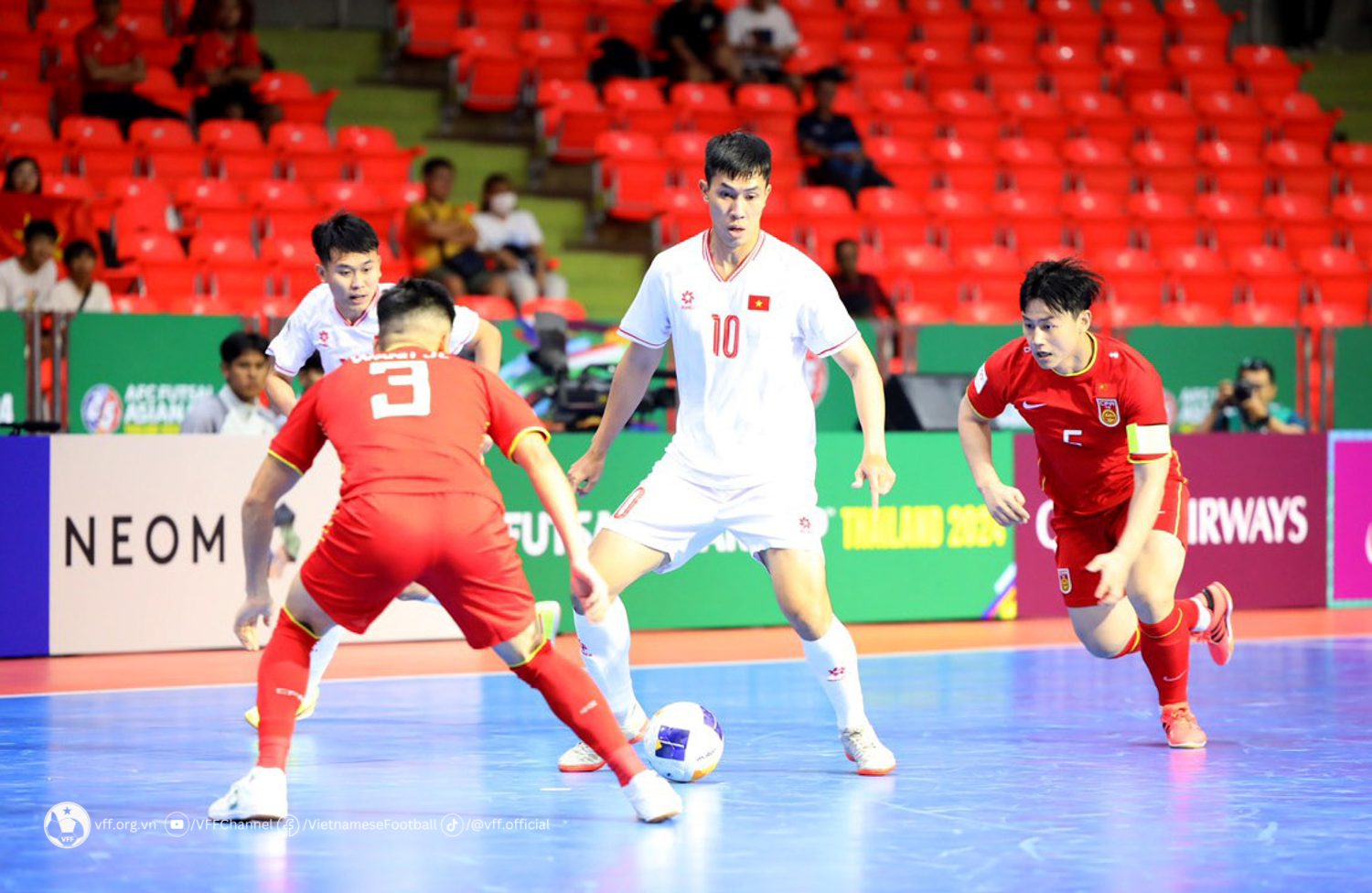 Thua Thái Lan, futsal Việt Nam nghẹt thở vào tứ kết nhờ… Trung Quốc Thua Thái Lan, futsal Việt Nam nghẹt thở vào tứ kết nhờ… Trung Quốc