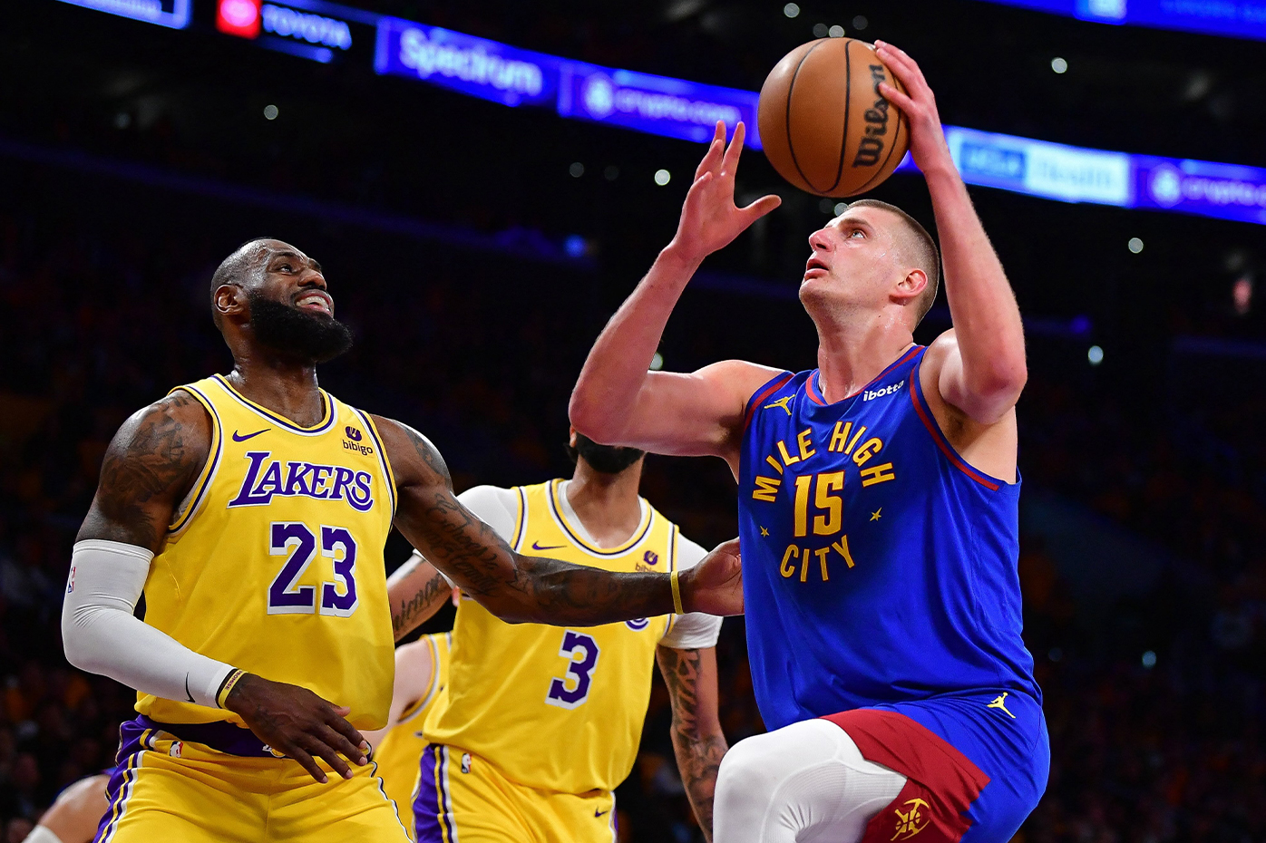 Ba trận bị lội ngược dòng ba lần, Lakers đến gần cánh cửa sớm chia tay NBA Playoffs 2024