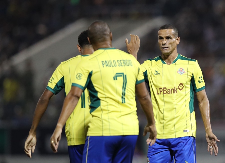Rivaldo làm nền cho những ngôi sao “lạ” Brazil tỏa sáng trước Việt Nam