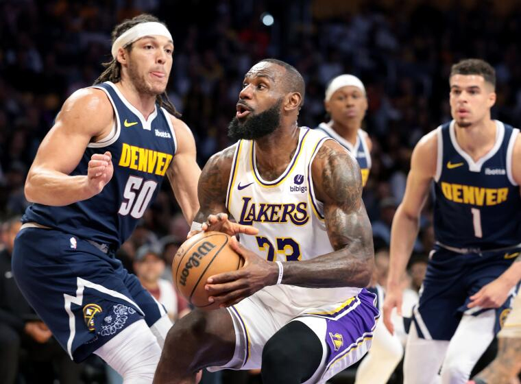 “Song sát" LeBron James - Anthony Davis lên tiếng, Lakers rút ngắn tỷ số series Denver xuống còn 1-3