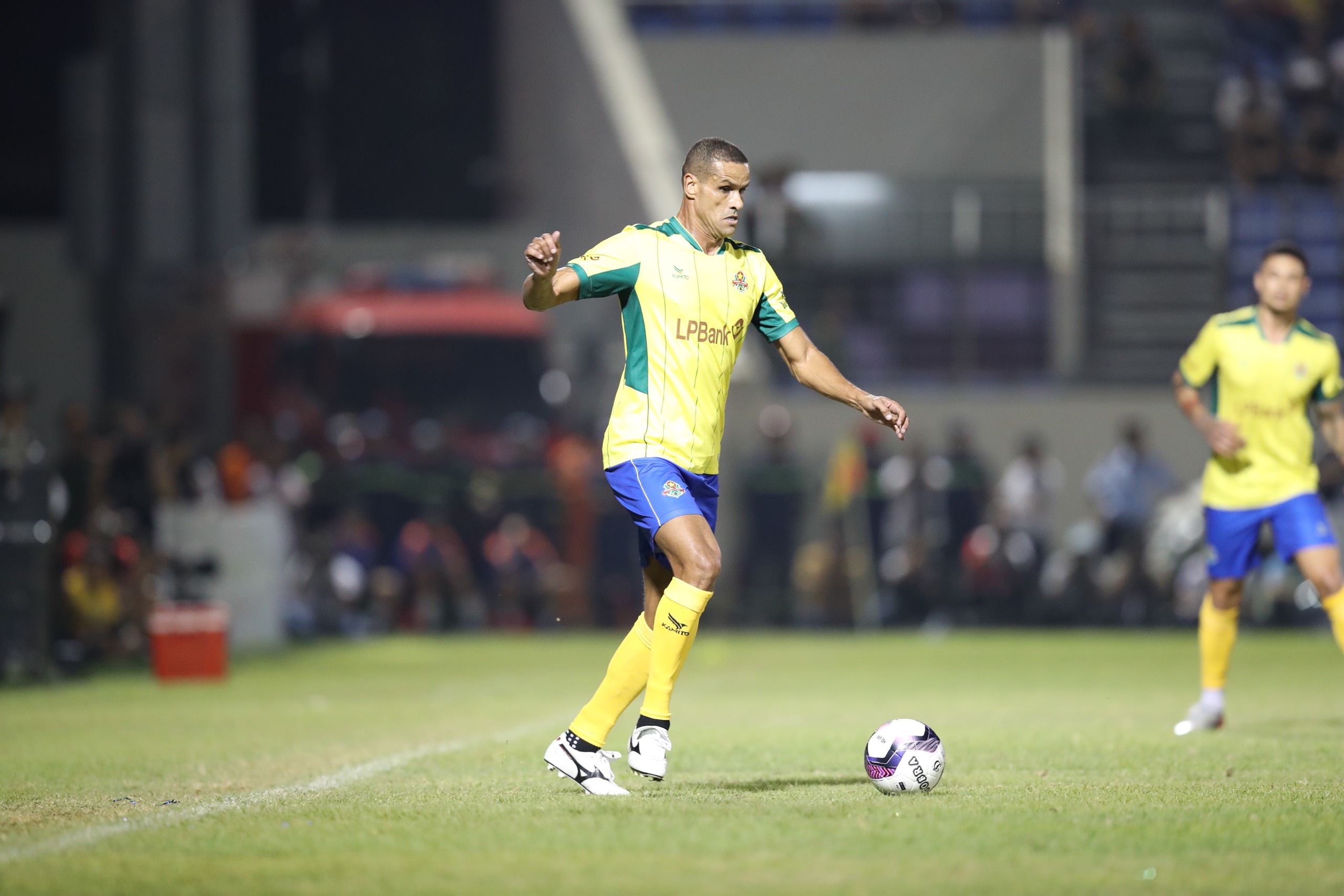 Đá với 100% cầu thủ chuyên nghiệp, CAHN thắng đậm đội bóng của Rivaldo