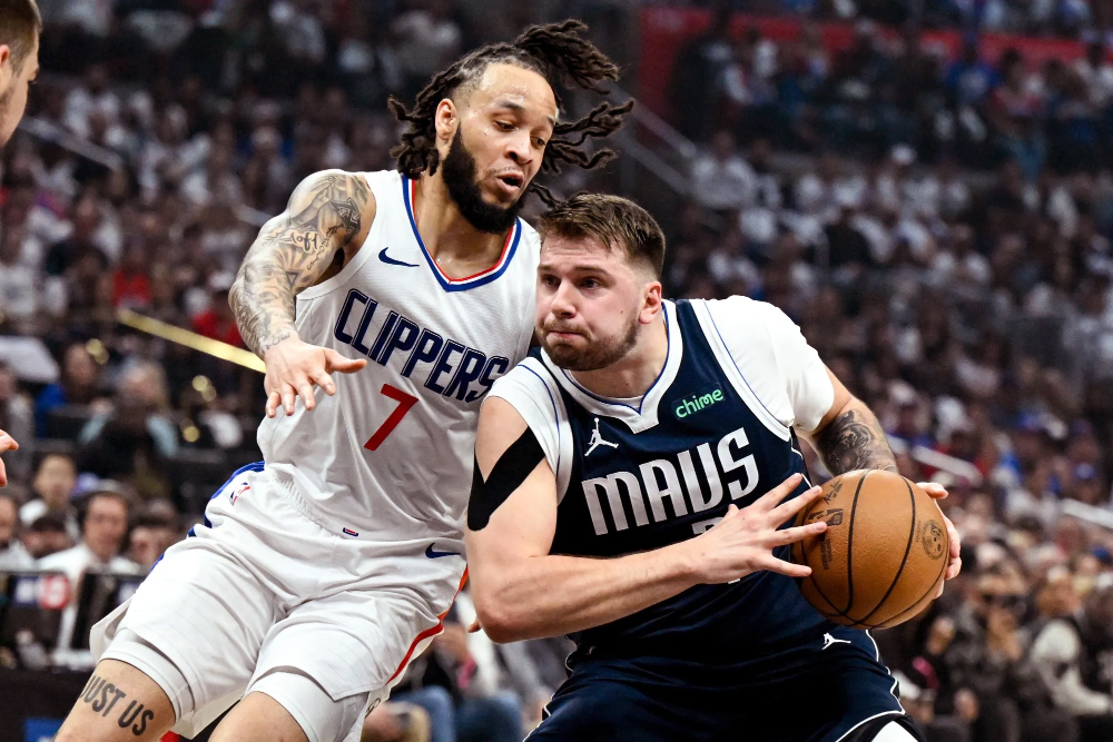 Vừa ốm vừa chấn thương, Luka Doncic vẫn đi vào lịch sử NBA Playoffs với chiến thắng đậm LA Clippers