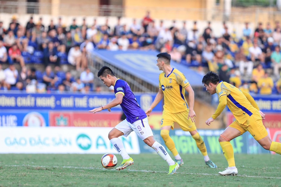 Bị SLNA chia điểm, CLB Hà Nội “tung cờ trắng” đua vô địch V.League