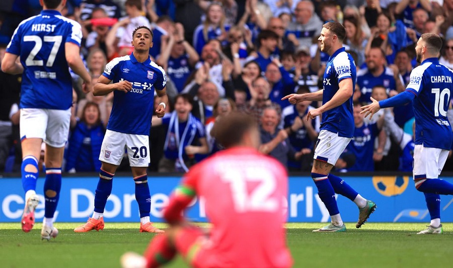 HLV đưa Ipswich l&ecirc;n hạng từng s&aacute;t c&aacute;nh với Mourinho v&agrave; Solskjaer ở MU