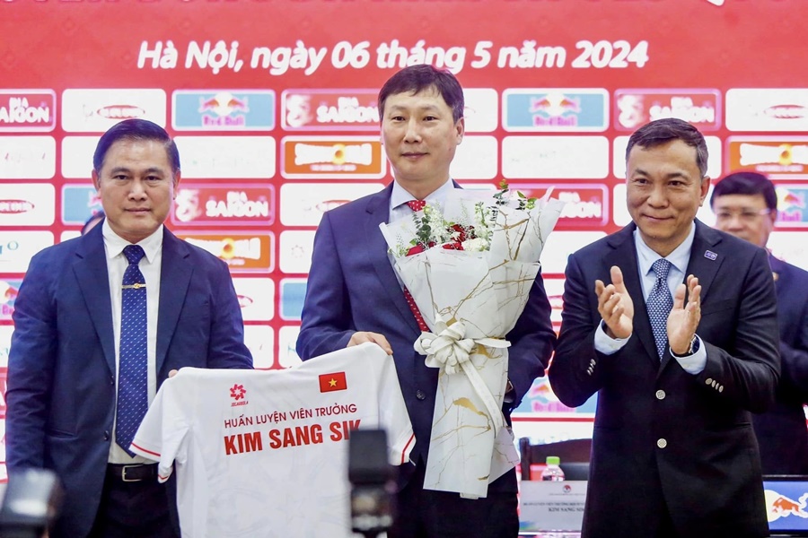 HLV Kim Sang Sik: &ldquo;Tri&ecirc;́t lý của t&ocirc;i là chi&ecirc;́n thắng, bóng đá Vi&ecirc;̣t Nam có th&ecirc;̉ tạo kỳ tích