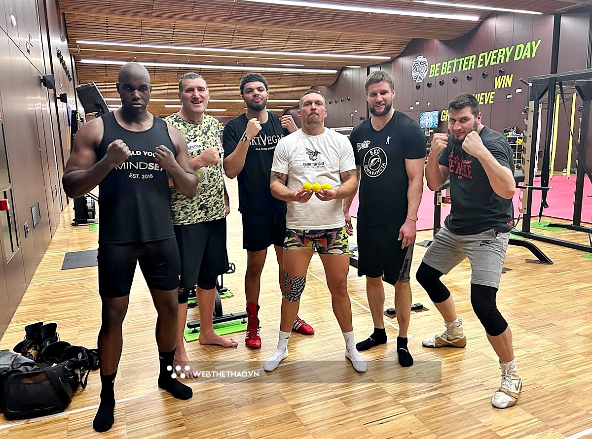 Usyk "đấm bay" cả 5 võ sỹ sparring trước trận thống nhất đai kinh điển với Tyson Fury