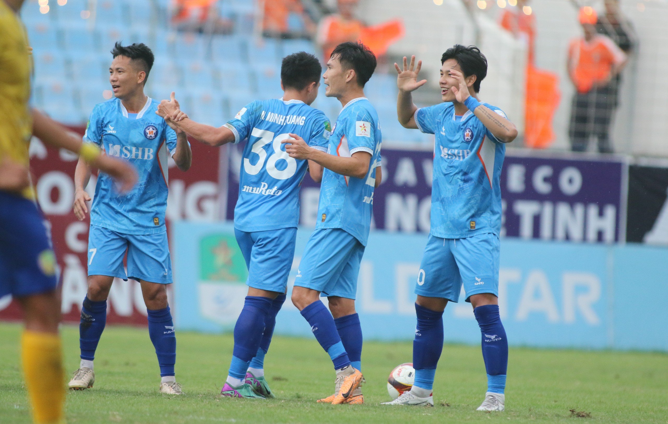 Không nhiều khán giả đến sân chứng kiến CLB Đà Nẵng thăng hạng sớm V.League