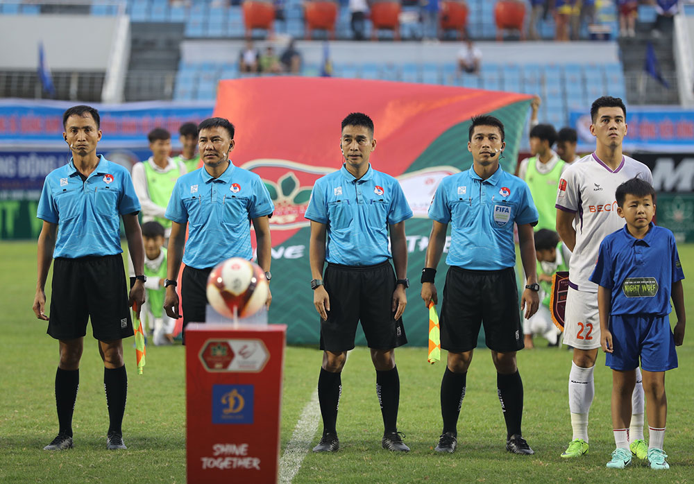V.League lại “loạn” vì… trọng tài?