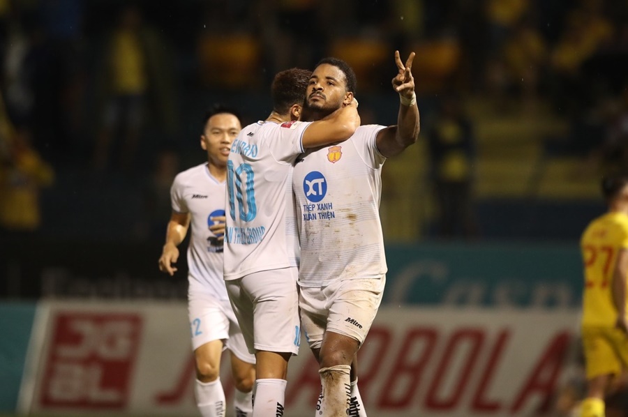 Rafaelson ghi bàn như “cỗ máy”, Nam Định thoát hiểm và tiến gần chức vô địch Rafaelson ghi bàn như “cỗ máy”, Nam Định thoát hiểm và tiến gần chức vô địch