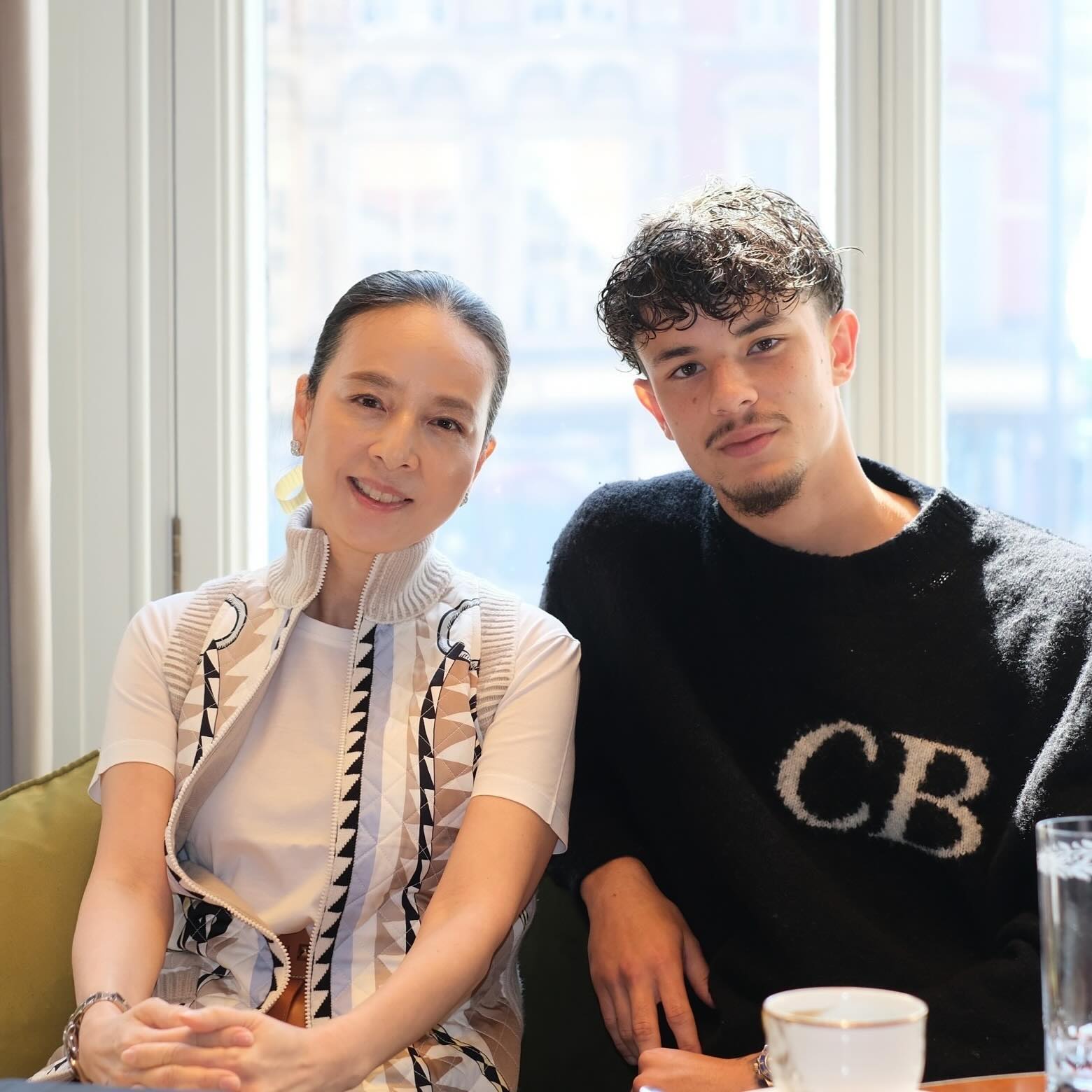 Madam Pang khiến Thái Lan dậy sóng vì bức ảnh chụp chung sao trẻ Tottenham