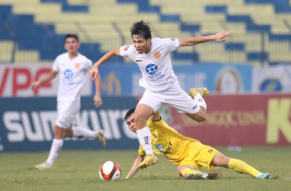 Vòng 22 V.League: Nam Định một tay chạm cúp, Khánh Hòa rớt hạng?