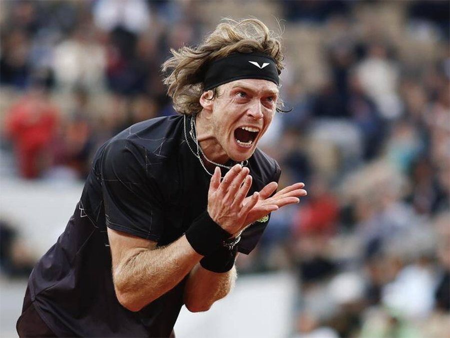 Andrey Rublev nổi điên đập vợt vì màn trình diễn thất vọng tại Roland Garros 2024