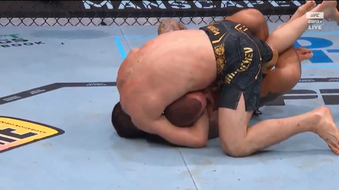 UFC 302: Islam Makhachev vất vả hạ Dustin Poirier, lập kỷ lục mới