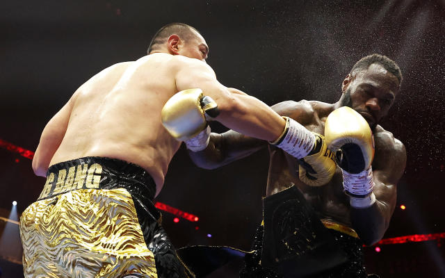 "Gã khổng lồ Trung Hoa" Zhilei Zhang knockout Deontay Wilder: Kỷ nguyên kết thúc