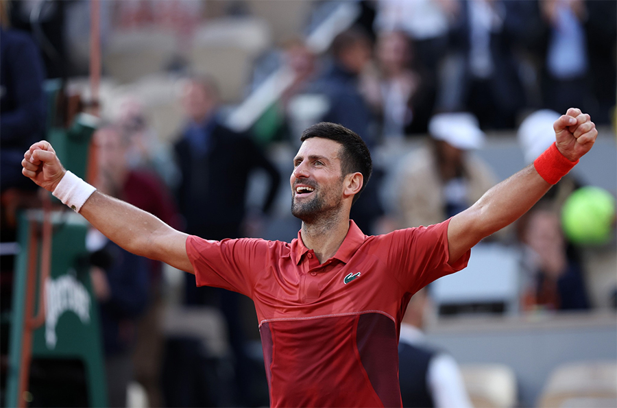 Djokovic nhọc nhằn vào tứ kết Roland Garros 2024, vượt qua kỷ lục của Federer