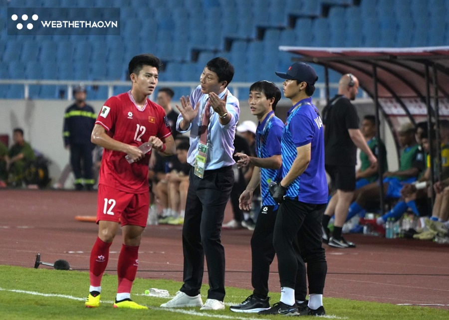 Nốt trầm trong thắng lợi ngày ra mắt HLV Kim Sang Sik