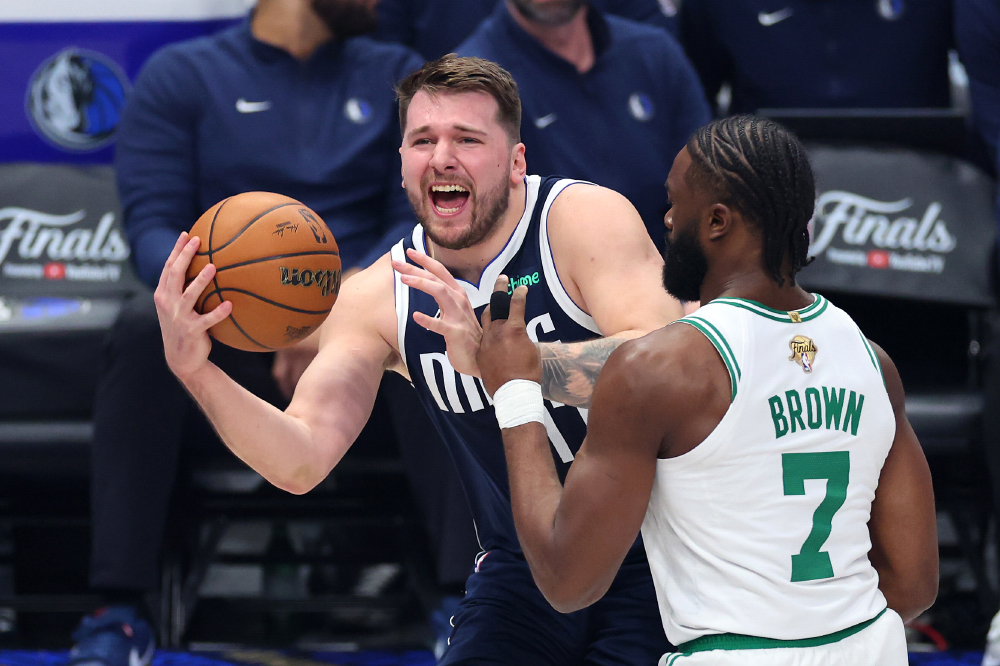 Luka Doncic bị đuổi hiệp 4, Boston Celtics chạm một tay vào cúp vô địch NBA 2024 Luka Doncic bị đuổi hiệp 4, Boston Celtics chạm một tay vào cúp vô địch NBA 2024
