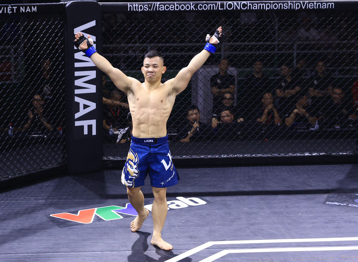 Đào Hồng Sơn lập kỷ lục MMA Việt Nam khi hạ học trò Johnny Trí Nguyễn
