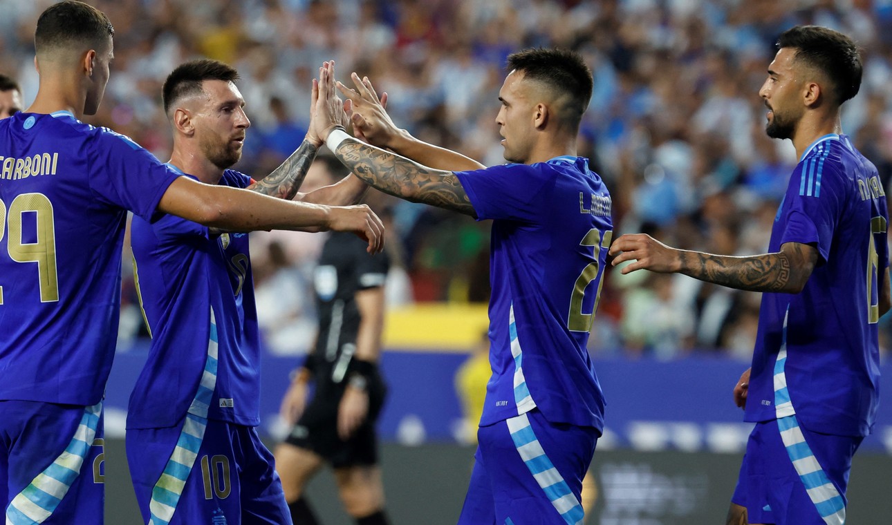 Messi lập cú đúp cho Argentina và rút ngắn khoảng cách với Ronaldo