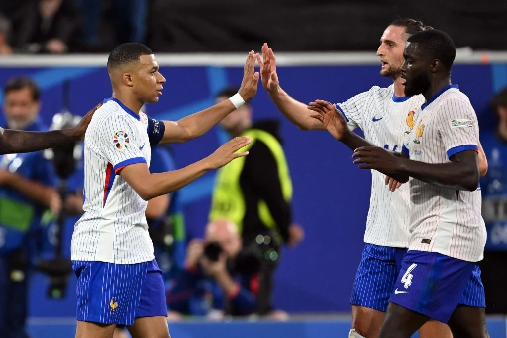 Vừa dập mũi đổ máu Mbappe còn bị chấm điểm thấp hơn... trung vệ và "công nhân gánh nước"