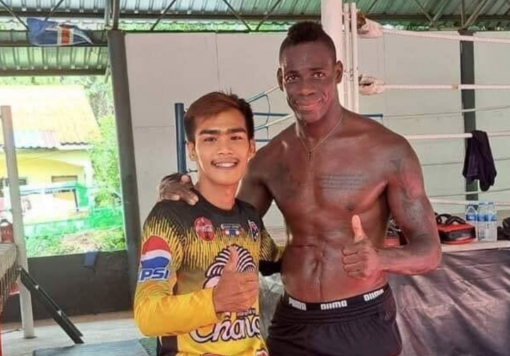 Mặc kệ tuyển Ý và Euro, Mario Balotelli sang Thái khoe tài trên sàn Muay