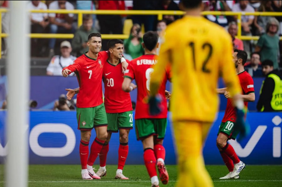 Ronaldo kiến tạo nhiều nhất lịch sử Euro sau pha bóng đồng đội “hiếm có” Ronaldo kiến tạo nhiều nhất lịch sử Euro sau pha bóng đồng đội “hiếm có”