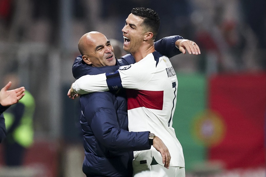 Giữa làn sóng chỉ trích, HLV Bồ Đào Nha làm điều bình thường với Ronaldo