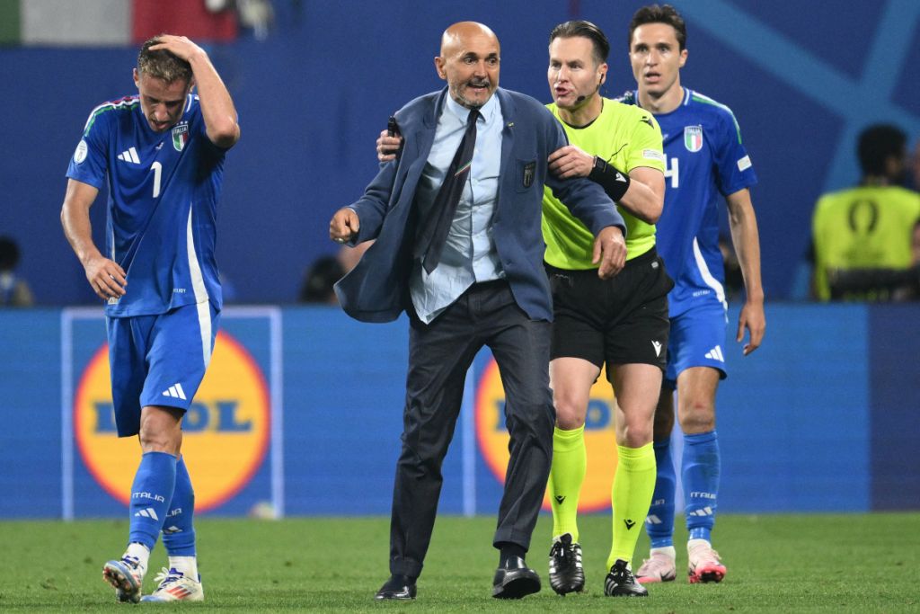 HLV Spalletti nổi giận, tức giận hét vào mặt truyền thông Italia