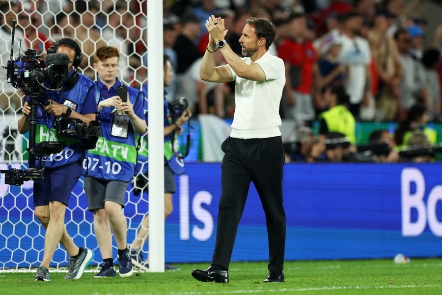 Bị CĐV giận dữ ném cốc nhựa, HLV Gareth Southgate quả quyết: "Tuyển Anh đang tiến bộ"
