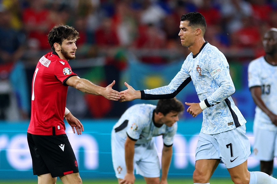 Ronaldo thất bại trước những cậu bé mà anh đã gặp cách đây 11 năm!