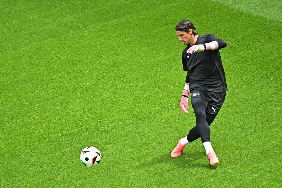 Từng khi&ecirc;́n Italia cay đắng m&acirc;́t vé dự World Cup, thủ m&ocirc;n Thụy Sỹ có đ&ocirc;̣ng thái b&acirc;́t ngờ